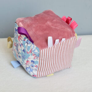 cube d'éveil rose