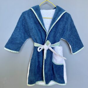 Peignoir bleu et blanc détail fleur et papillon