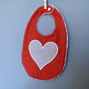 bavoir classique rouge coeur gris