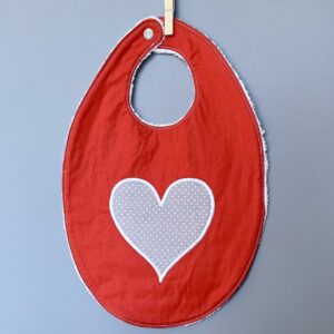 grand bavoir rouge coeur gris